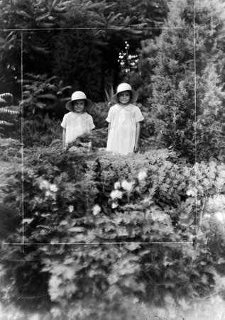 Two girls - Trowbridge, Raymond W., 1886-1936
