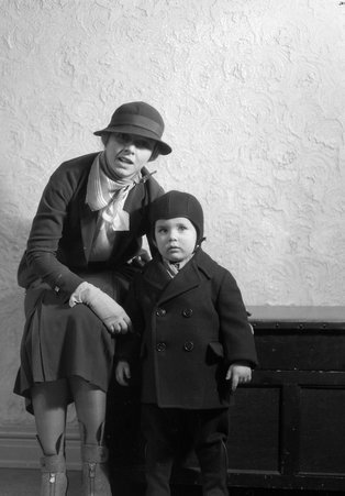 Hansen's baby with a woman - Trowbridge, Raymond W., 1886-1936
