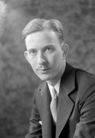 Unidentified man - Trowbridge, Raymond W., 1886-1936