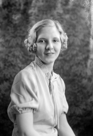 Unidentified young woman - Trowbridge, Raymond W., 1886-1936