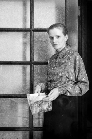 Portrait of woman - Trowbridge, Raymond W., 1886-1936