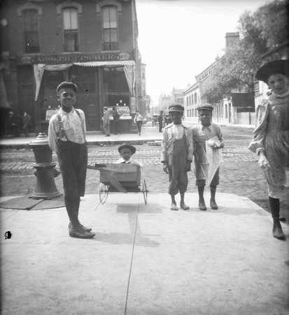 Mother, sister, and unidentified people - McCutcheon, John T. (John Tinney), 1870-1949