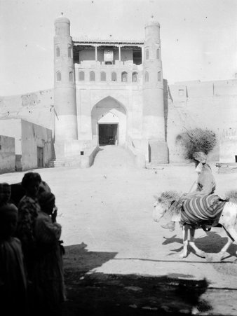 Streets and bazaars of Central Asia - McCutcheon, John T. (John Tinney), 1870-1949
