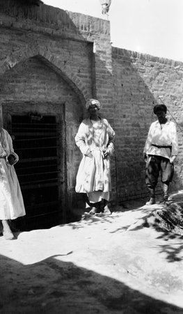 Streets and bazaars of Central Asia - McCutcheon, John T. (John Tinney), 1870-1949