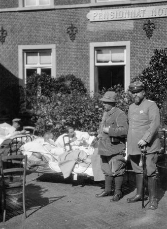 Field hospital, World War 1 - McCutcheon, John T. (John Tinney), 1870-1949