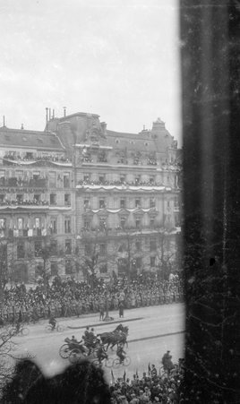 Procession on the Champs-Elysees, Paris, France, World War 1 - McCutcheon, John T. (John Tinney), 1870-1949