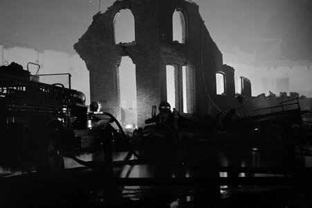 Stockyard fire - Coster, Gordon, 1920-1985