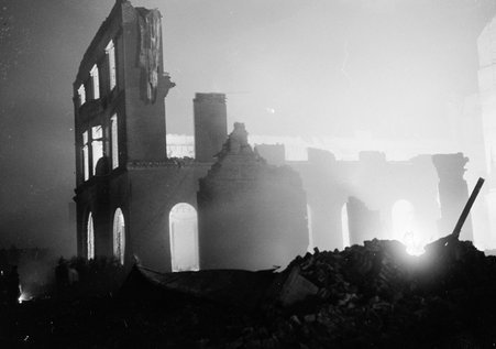 Stockyard fire - Coster, Gordon, 1920-1985