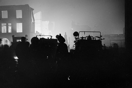 Stockyard fire - Coster, Gordon, 1920-1985