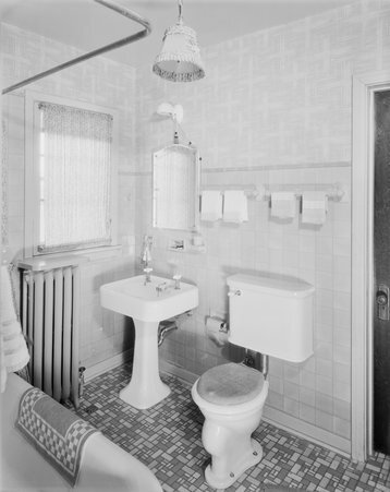 Bathroom of sheet rock - Hedrich-Blessing