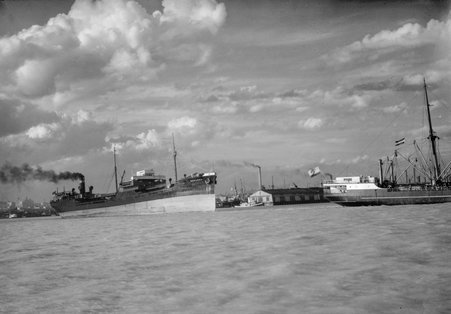 Clouds and ships - Coster, Gordon, 1920-1985