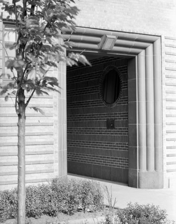 Exterior doorway at Michigan Boulevard Garden Apartments - Hedrich-Blessing