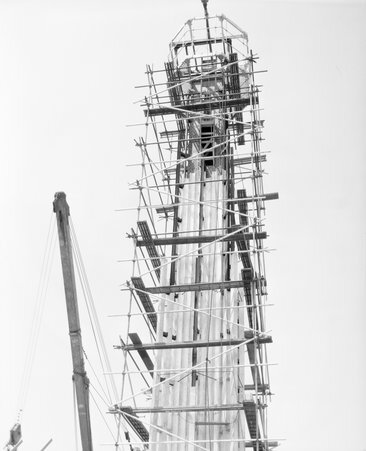 Palmolive building beacon - Hedrich-Blessing