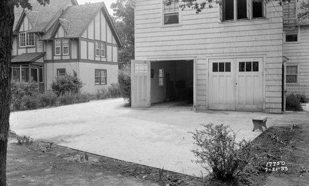 Dwelling with garage - Metropolitan Sanitary District of Greater Chicago