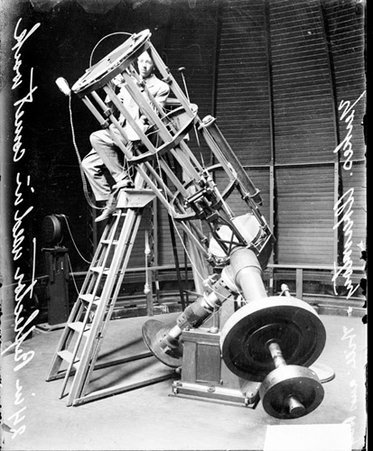 Yerkes Observatory, 24 inch reflector telescope with operator, face visible - Chicago Daily News, Inc.