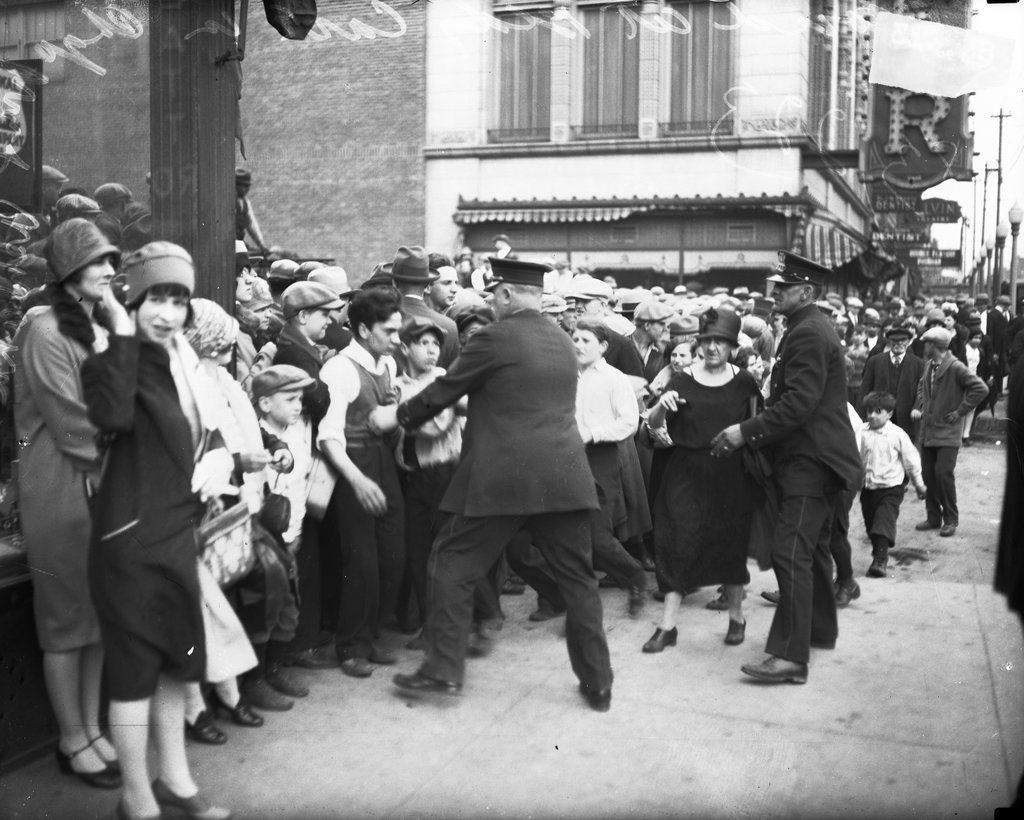 Chicago History Museum Images - Policemen holding back a crowd standing ...