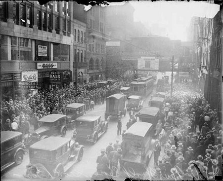 Traffic in the Loop near the Chicago Daily News scoreboard - Chicago Daily News, Inc.