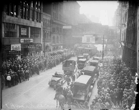 Crowd looking at Chicago Daily News scoreboard - Chicago Daily News, Inc.