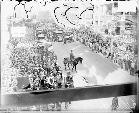 Crowd near the Chicago Daily News scoreboard - Chicago Daily News, Inc.