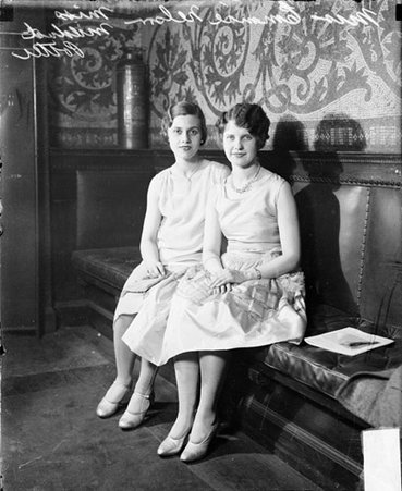 Miss Emmie Nelson and Miss Mildred Potter of the Chicago Daily News, facing forward - Chicago Daily News, Inc.
