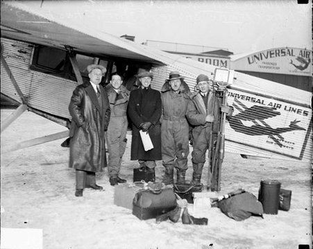 Charlie Schwarz, pilot Shirley J. Short, Elmer Kane, Charles Ford, and William Bliss with Chicago Daily News airplane ready for flight to Beaver Island - Chicago Daily News, Inc.