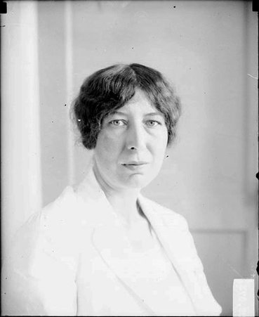 Dr. Marion Crane, Superintendent of the Chicago Daily News Sanitarium, sitting and facing the camera, light exposure - Chicago Daily News, Inc.