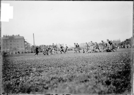 Football game, Northwestern University-University of Chicago, Marshall Field, running play - Chicago Daily News, Inc.