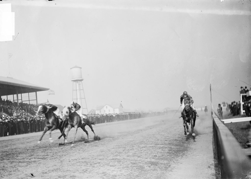 Horse racing, Worth Race Track, three horses racing, two neck and neck, one on inside - Chicago Daily News, Inc.