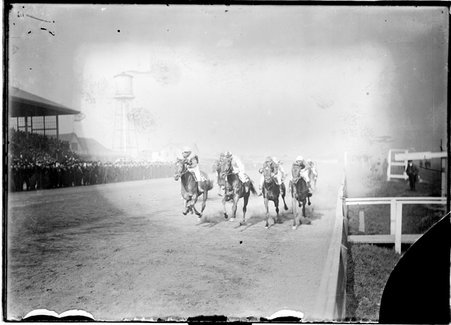 Horse racing, Worth Race Track, four horses racing neck and neck on track - Chicago Daily News, Inc.