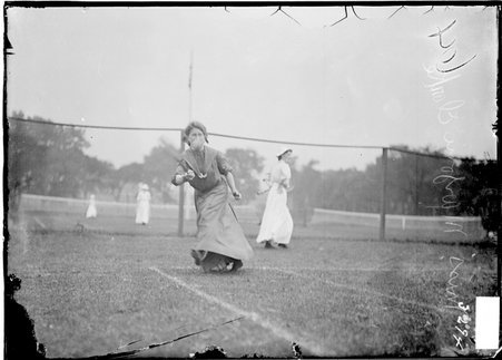 Tennis player, Miss Marjorie Clarke, returning a ball from corner baseline - Chicago Daily News, Inc.