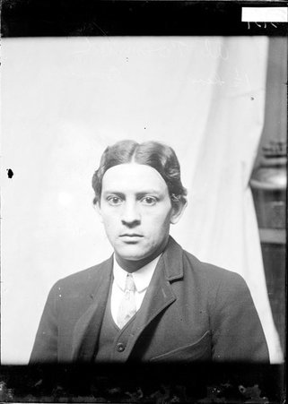 Bowler, Al Temmel, sitting in front of a plain backdrop in the hallway of the Daily News building - Chicago Daily News, Inc.