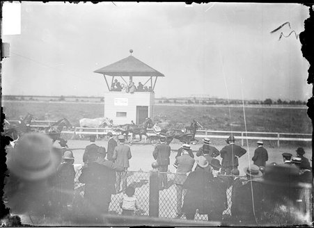 Horse harness racing (using two-wheeled carts) at the West Side Club - Chicago Daily News, Inc.