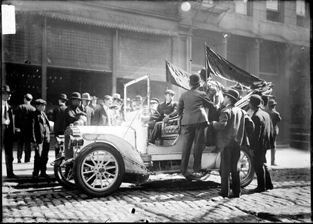 Employees riding in the Daily News automobile stopped on the street in front of the Daily News building - Chicago Daily News, Inc.