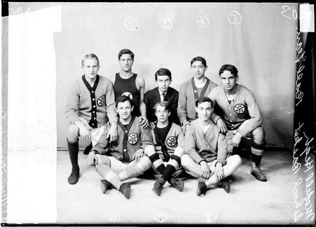Medill High School basketball players Weinstein, Jarrett, Freedman, Gordon, Fink, Provus, Grossman, and Luetzou, posing by a backdrop - Chicago Daily News, Inc.