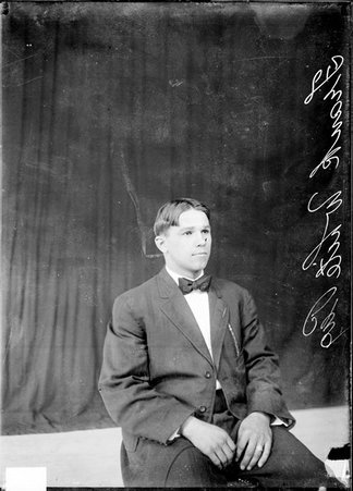 Pugilist, Frank White, sitting in chair - Chicago Daily News, Inc.