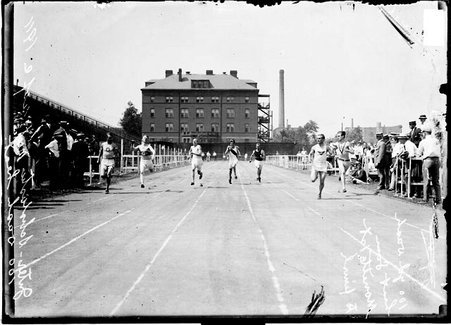 Athlete, Monette winning 100 yard dash, interscholastic track meet - Chicago Daily News, Inc.
