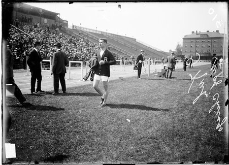 Runner, G. Kuh of the University of Chicago track team - Chicago Daily News, Inc.