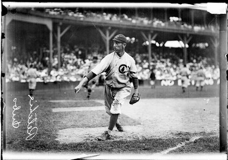 Baseball player, Lew Richie, Chicago Cubs, throwing a ball at West Side Grounds - Chicago Daily News, Inc.