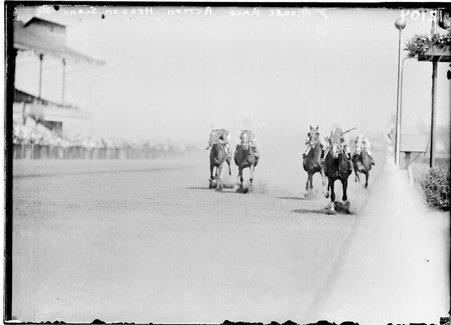 Horse racing - Chicago Daily News, Inc.