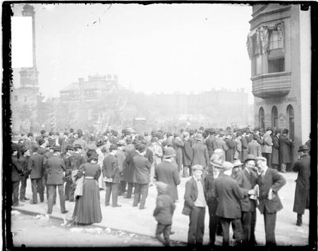 Crowds standing in line at ticket booths and in a plaza in front of West Side Grounds, 1907 World Series - Chicago Daily News, Inc.