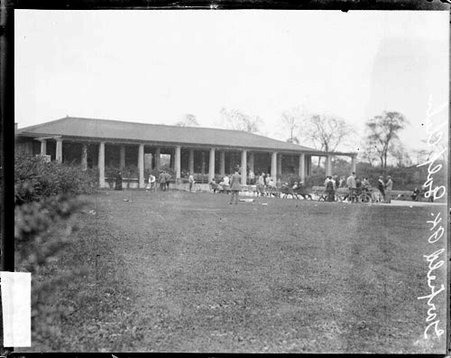 Clubhouse building on the grounds of the Garfield Park Golf Club - Chicago Daily News, Inc.