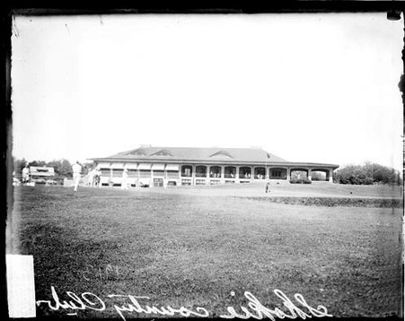Clubhouse building at the Skokie Golf Club - Chicago Daily News, Inc.