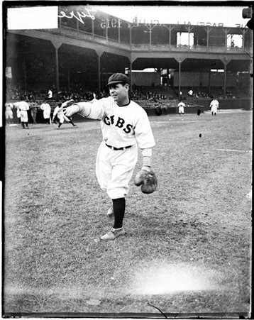 Baseball player, Cubs, Tyree throwing a ball on the field at West Side Grounds - Chicago Daily News, Inc.