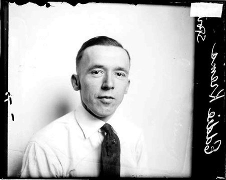 Bowler, Eddie Krems sitting a room - Chicago Daily News, Inc.