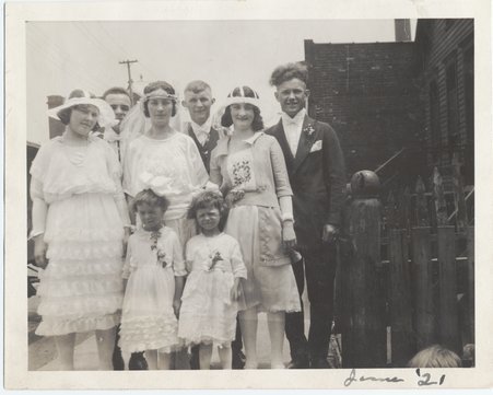 Slovak June bride of the stockyards and wedding party