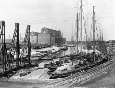Chicago River east of Rush Street