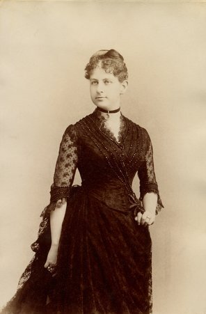 Louise Dekoven Bowen, studio portrait - Platz, Max
