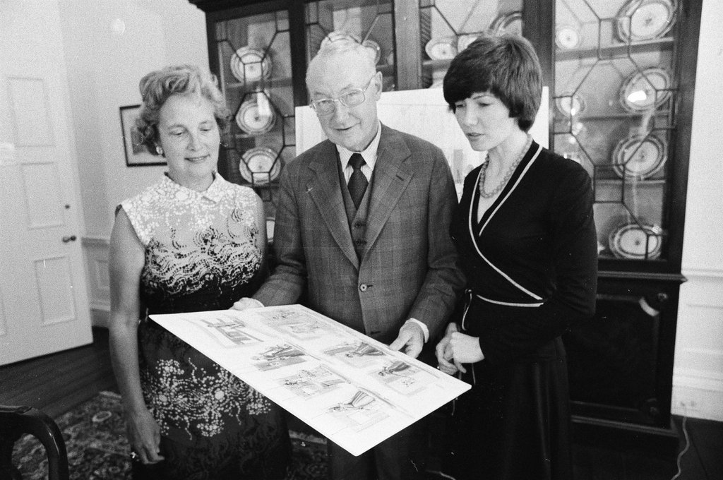 Members of the Chicago Historical Society costume collection steering committee view drawings - M. Leon Lopez for Chicago Sun-Times