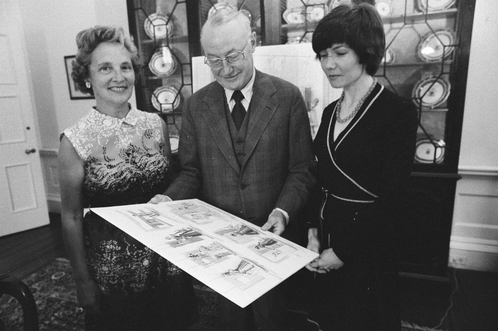Members of the Chicago Historical Society costume collection steering committee view drawings - M. Leon Lopez for Chicago Sun-Times