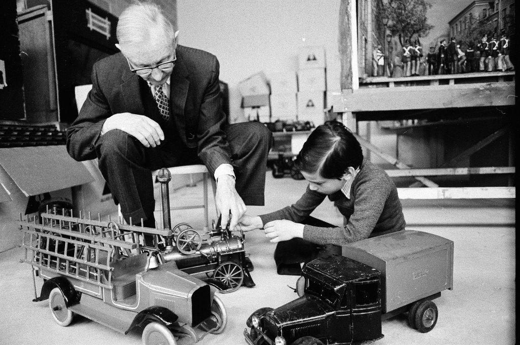 Dewey Ericsson and Rod Isaac Smilgof interact with model vehicles at the Chicago Historical Society - Jerry Tomaselli for Chicago Sun-Times